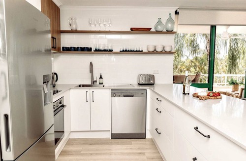 Alexandra Headland Apartment | Headlands Beachside Gem - 50mtrs To Toes In Sand!