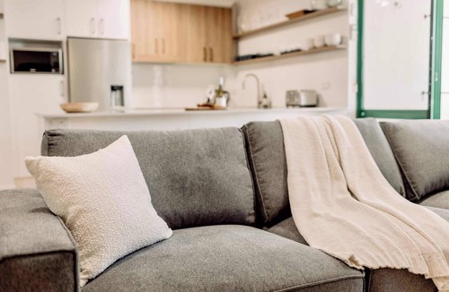 Alexandra Headland Apartment | Headlands Beachside Gem - 50mtrs To Toes In Sand!