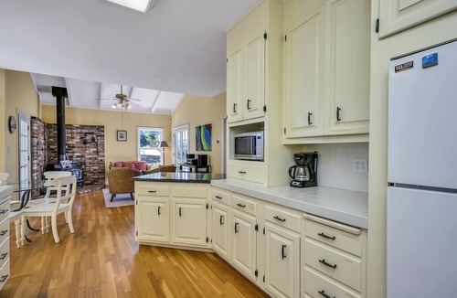 Healdsburg House | Healdsburg Gorgeous Farmhouse for 10, Pool,Spa,BBQ