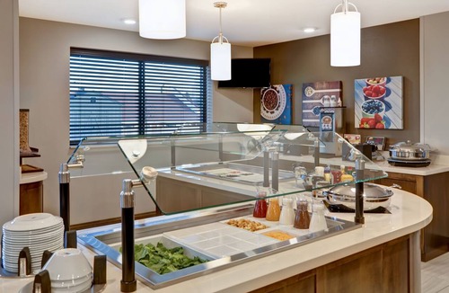 Overland Park Apartment | Hearing Accessible 1-Bedroom Suite w/Kitchen