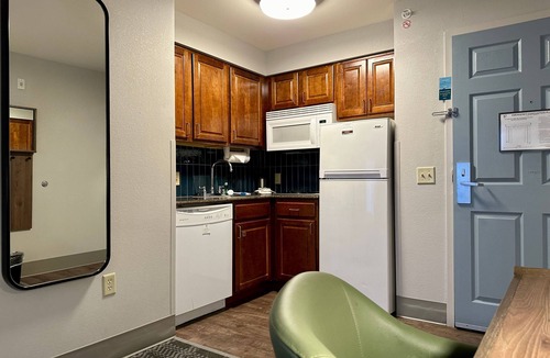 Oconomowoc Apartment | Hearing Accessible Queen Studio in Oconomowoc
