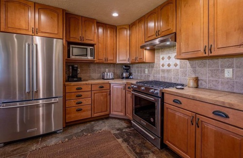 Powell House | Heart Mountain Hideaway- Private Western Getaway, Mountain Views