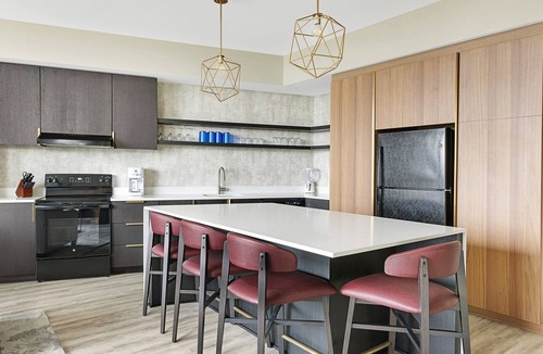 Downtown Atlanta Resort | Heart of Downtown Atlanta Resort with Pool & Bar