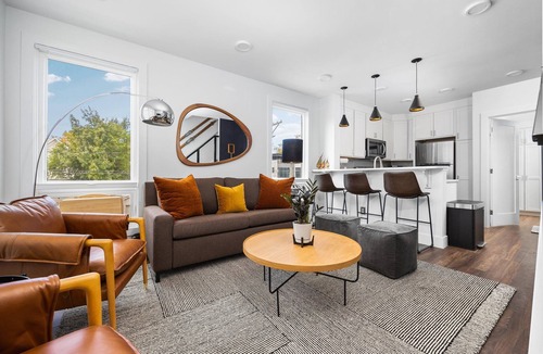 Traverse City House | Heart of Downtown ⭐️ Walk to Beach ⭐️ Private Rooftop ⭐️ Corner Unit ⭐️ Views