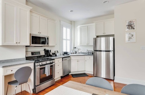 Fan District House | Heart of the Fan: 2BR/2BA Strawberry Street Stay