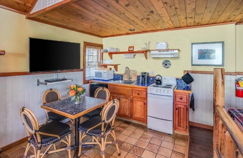 Downtown Cannon Beach Hotel | Hearthstone Inn - Lewis Queen Room at Cannon Beach Hotel Collection! Kitchen