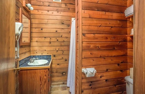 Downtown Cannon Beach Hotel | Hearthstone Inn - Lewis Queen Room at Cannon Beach Hotel Collection! Kitchen