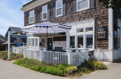 Downtown Cannon Beach Hotel | Hearthstone Inn - Lewis Queen Room at Cannon Beach Hotel Collection! Kitchen