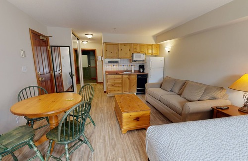 Sun Peaks Hotel | Hearthstone Lodge #305