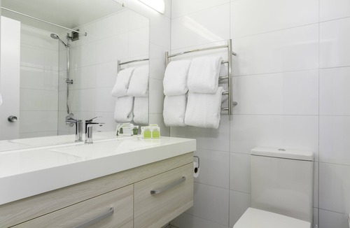 Hamilton North Hotel | Heartland Ambassador Hotel Hamilton