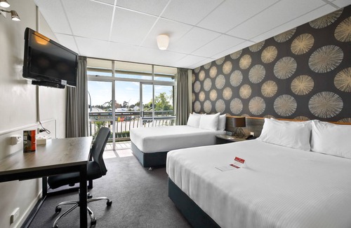 Hamilton North Hotel | Heartland Ambassador Hotel Hamilton