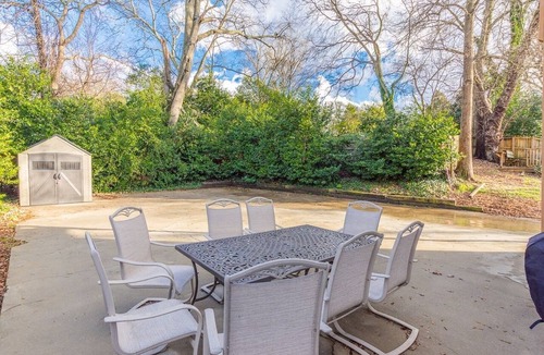 West End Apartment | Heated & Comfy! | Offstreet Parking
