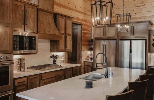 Pickens Cabin | Heated Outdoor Pool, Video Games, Play-Set, Air Hockey, Rocky Waters