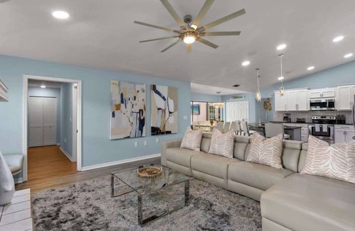 Palma Sola House | Heated Pool, 2 Game Rooms, Volleyball — 17 Guests