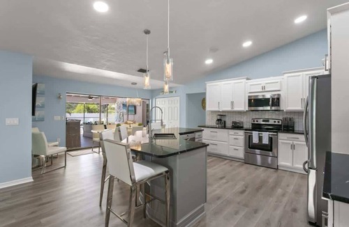 Palma Sola House | Heated Pool, 2 Game Rooms, Volleyball — 17 Guests