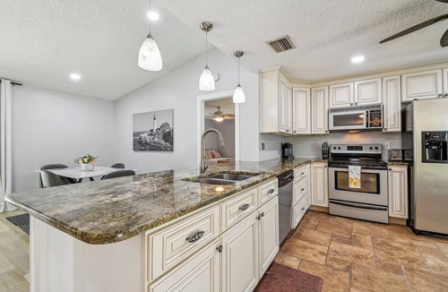 Rustic Oaks House | Heated Pool. 3-bedroom house 6.5 miles to honeymoon Island