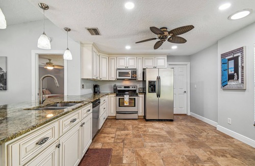 Rustic Oaks House | Heated Pool. 3-bedroom house 6.5 miles to honeymoon Island
