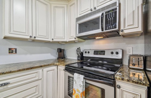 Rustic Oaks House | Heated Pool. 3-bedroom house 6.5 miles to honeymoon Island