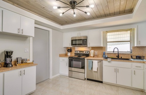 Oakland Hills Cottage | Heated Pool: Canal-front Rotonda West Retreat