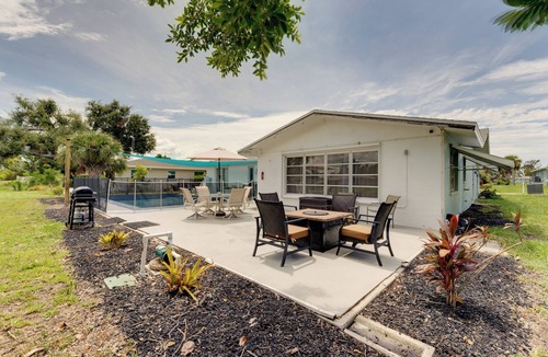 Oakland Hills Cottage | Heated Pool: Canal-front Rotonda West Retreat