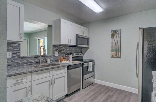 Pinellas Park House | Heated Pool Close to St Pete Tampa Pet Friendly