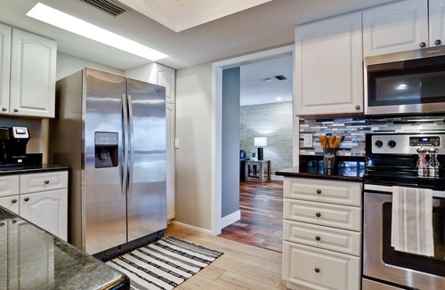 Trailer Estates House | Heated Pool + Game Room + Sleeps 12 +12 min Beach