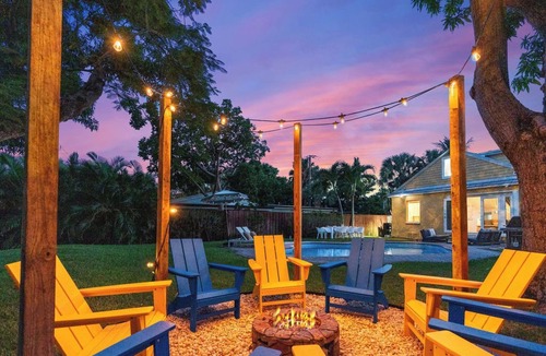 West Palm Beach House | Heated Pool Grill Fire Pit & Cold Plunge Sleeps 8!