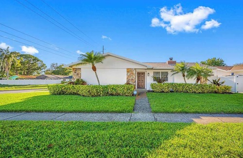 Largo House | Heated Pool Gulf Coast Retreat 8 Mins to Beaches