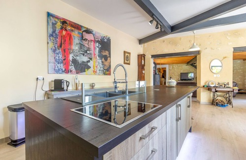 Monbazillac Villa | Heated pool, jacuzzi, vineyard views. Walk to restaurant, market, wine tasting.