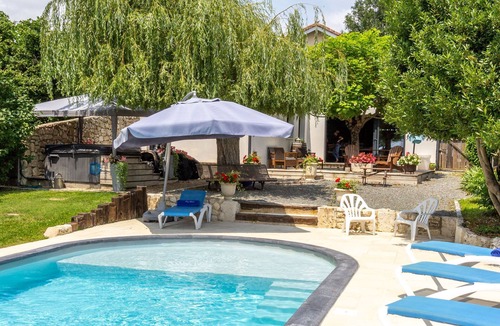 Monbazillac Villa | Heated pool, jacuzzi, vineyard views. Walk to restaurant, market, wine tasting.