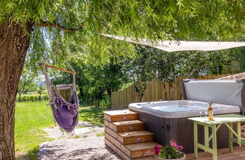 Monbazillac Villa | Heated pool, jacuzzi, vineyard views. Walk to restaurant, market, wine tasting.
