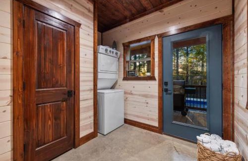 Pickens House | Heated Pool, MiniGolf, Hot Tub, FirePit, Sleeps 14
