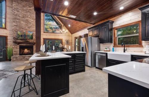 Pickens House | Heated Pool, MiniGolf, Hot Tub, FirePit, Sleeps 14