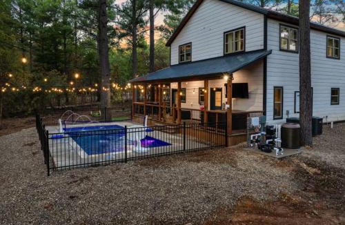 Pickens House | Heated Pool, MiniGolf, Hot Tub, FirePit, Sleeps 14