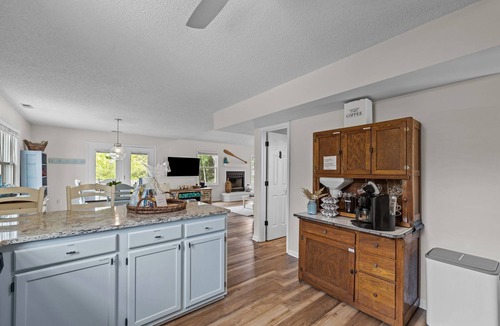 Emerald Isle House | *Heated Pool Oasis* Oceanside * Standalone Beach House * Centrally Located*