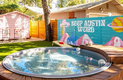 Hancock House | Heated Pool-Sleeps 10-Fire Pit- 2miles Downtown!