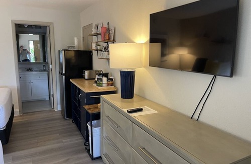 Trailer Estates Hotel | Heated Pool, Strong WI-FI, TV, Tiki Bar & Grill, Boat and Kayak Rentals