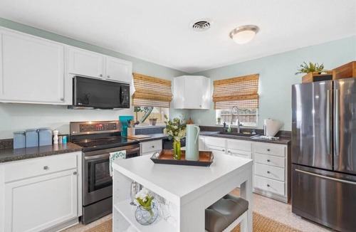Historic Downtown Melbourne House | Heated Pool, Walk Downtown- Palm Paradise