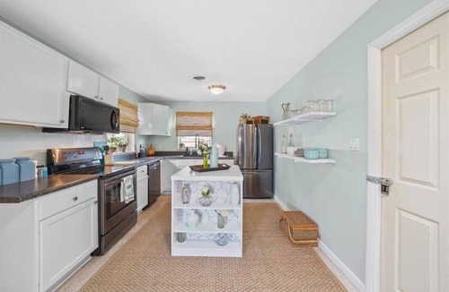 Historic Downtown Melbourne House | Heated Pool, Walk Downtown- Palm Paradise