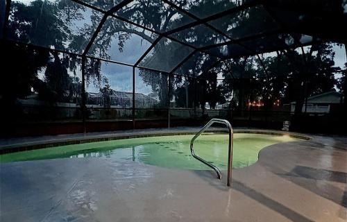 Palm Harbor House | Heated Pool with Lanai- 10min from Beach- Lots of amenities