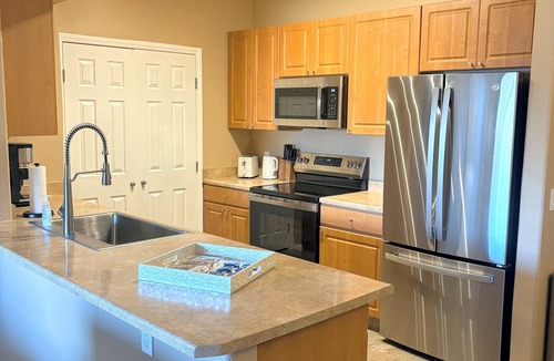 Parkwood Ranch Condo | Heated Pools, King Bed, Fast Wi-Fi – Gated East Mesa 3BR Condo with Balcony