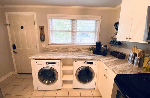 Dixon Park Apartment | HEATED SWIM SPA! Unit C - The Hourglass Inn