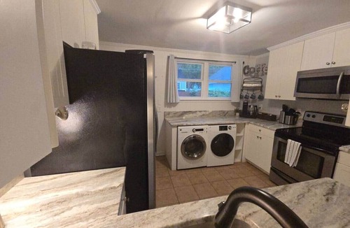 Dixon Park Apartment | HEATED SWIM SPA Unit D - The Hourglass Inn