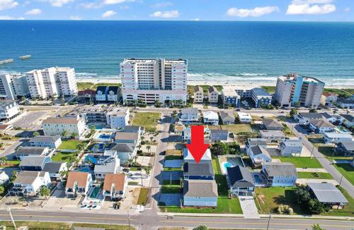 North Myrtle Beach House | HeatedPoolOasis, 2MinWalk2Beach, BeachGear, Golf