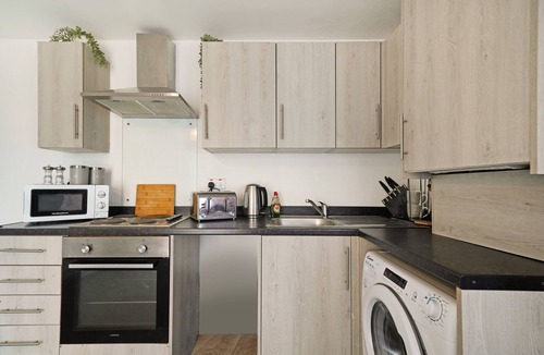 George Green Apartment | Heathrow Gateway Apartments with Private Parking33
