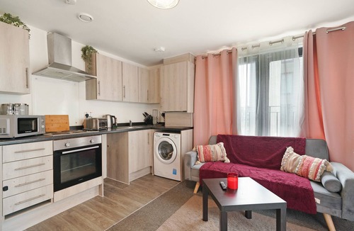 George Green Apartment | Heathrow Gateway Apartments with Private Parking33
