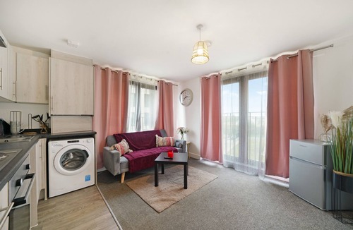 George Green Apartment | Heathrow Gateway Apartments with Private Parking33