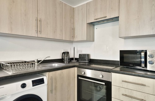 George Green Apartment | Heathrow Gateway Apartments with Private Parking13