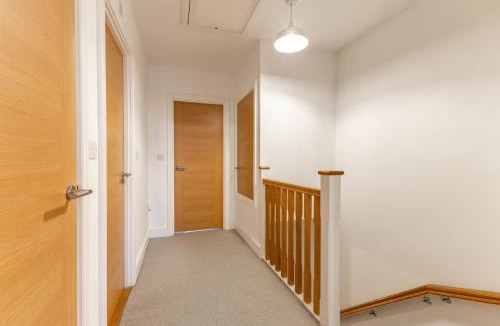 Stanwell House | Heathrow House with Parking - Sleeps 5 near M25, Virginia Water, Thorpe Park & Legoland, Mid To Long Term Bookings Welcome