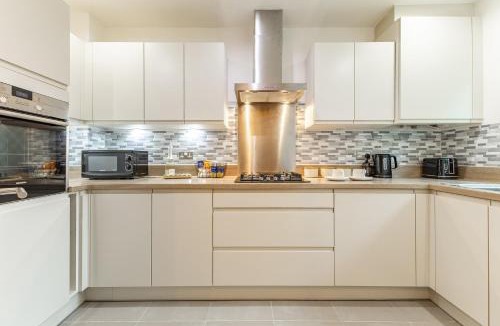 Stanwell House | Heathrow House with Parking - Sleeps 5 near M25, Virginia Water, Thorpe Park & Legoland, Mid To Long Term Bookings Welcome